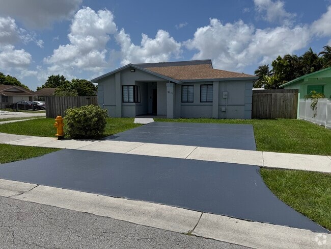 Building Photo - 12237 SW 193rd St Rental