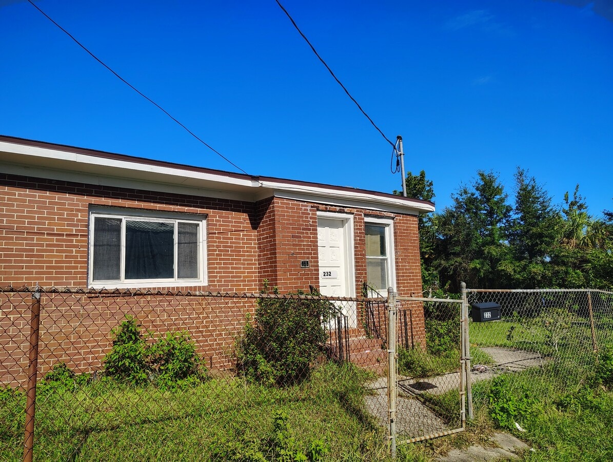 2bedroom, 1 bath; extra storage off of kitchen; - 232 Claude St House
