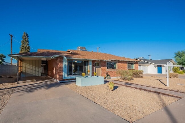 Building Photo - 8416 E Rancho Vista Dr