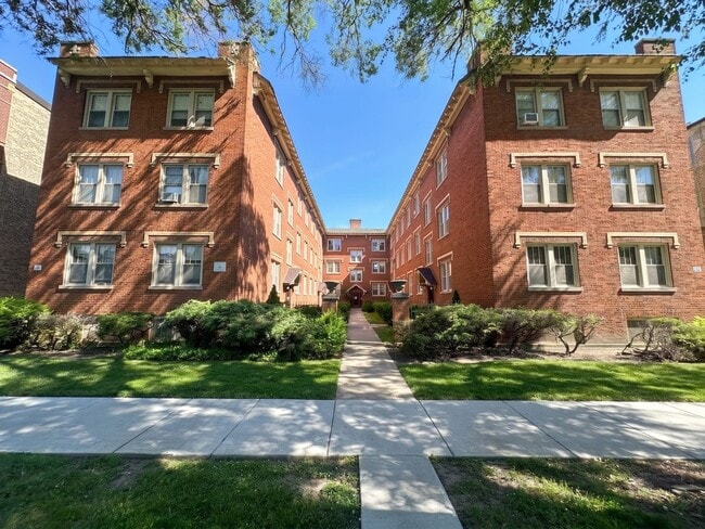 Building Photo - 4824 Hutchinson Unit 4828 #2W