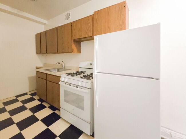 Building Photo - 540 W Briar Pl