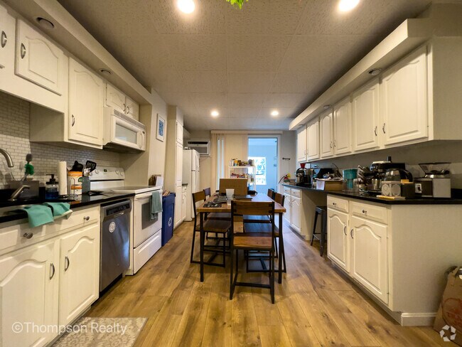 Building Photo - 170 Chelsea St Unit 2 Rental
