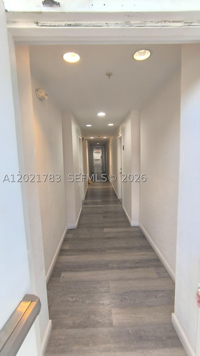 Building Photo - 2536 NW 24th St Unit 2B