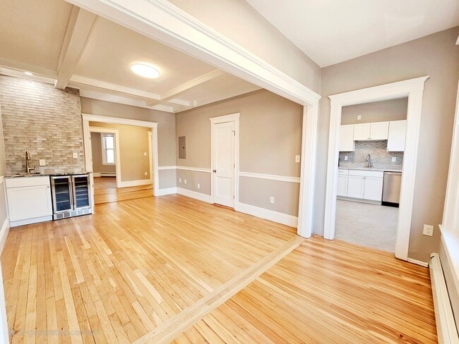 Building Photo - 141 Sutherland Rd Unit 2 Rental