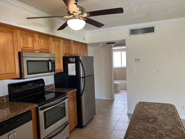 Building Photo - 2190 SE 5th St Unit 8