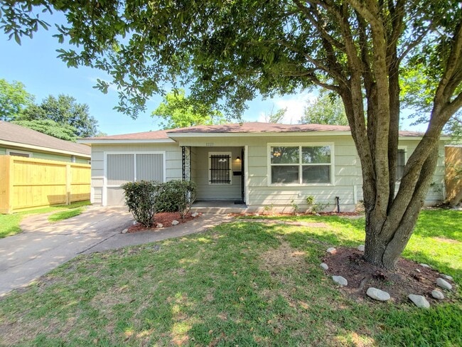 Building Photo - 1223 Shawnee St