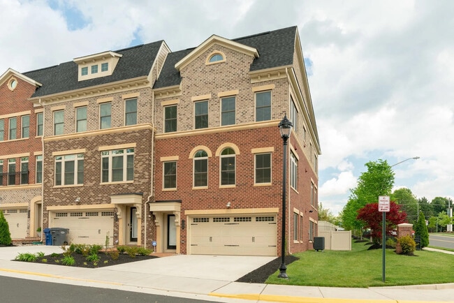 Building Photo - 7200 Holywell Ln Rental