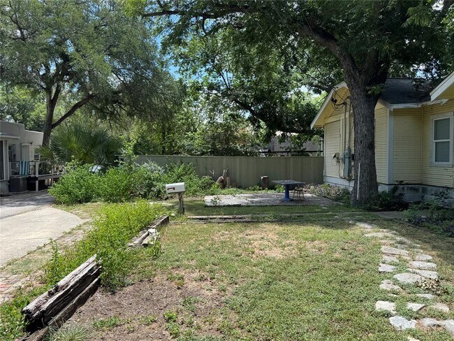 Photo - 601 W San Antonio St