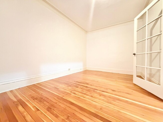 Photo - Charming 2nd Floor 1-Bed Condo in Ideal Nob Hill Location, W/S/G Included Unidad 203