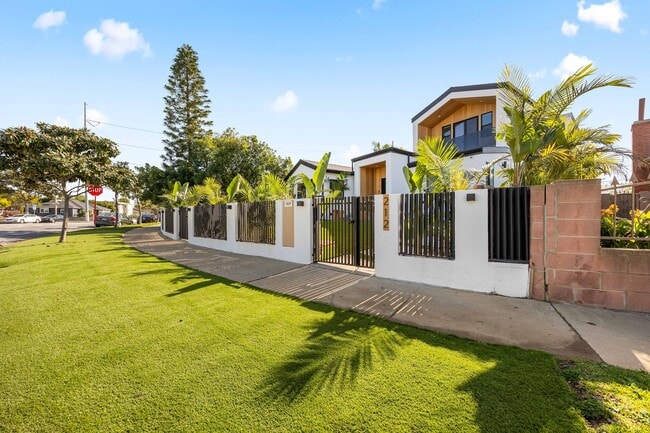 Photo - 212 W 64th St