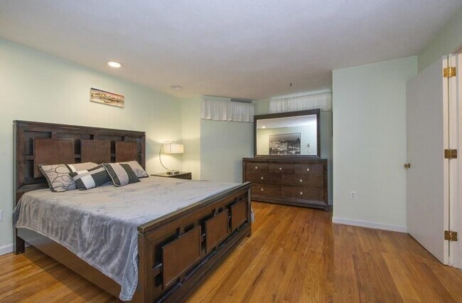 237 W Newton St