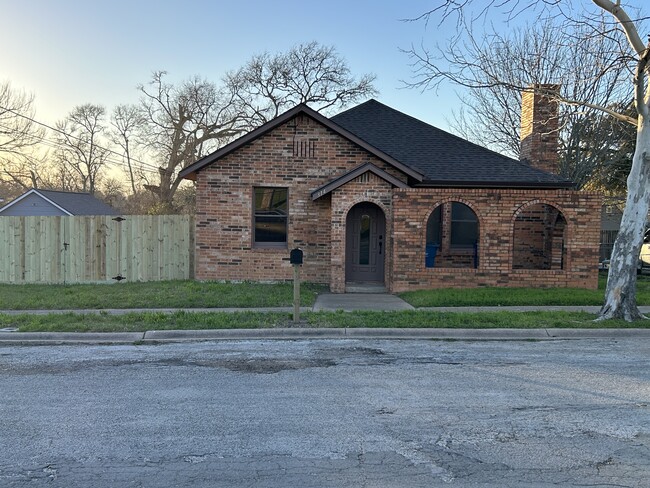 Front view with new fence. - 314 S Tesch St House