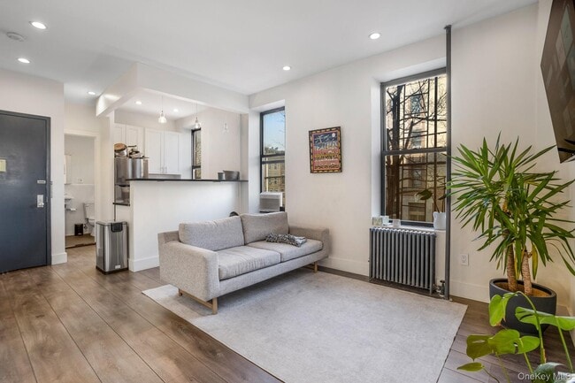 Building Photo - 16-84 Woodbine St Unit 3B