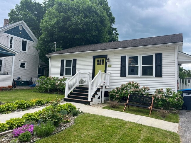 Building Photo - Beautiful Two Bedroom Single Family in the...