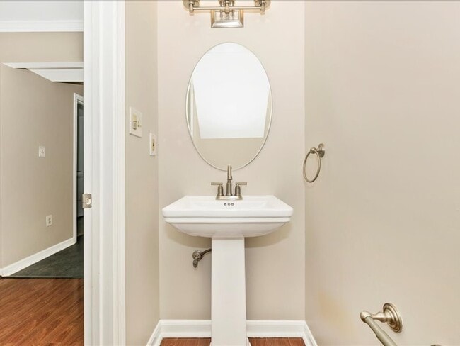 Photo - 584 Cotswold Ct