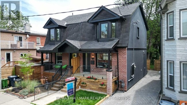 1 1/2 DELANEY CRESCENT - 1 1/2 DELANEY CRESCENT
