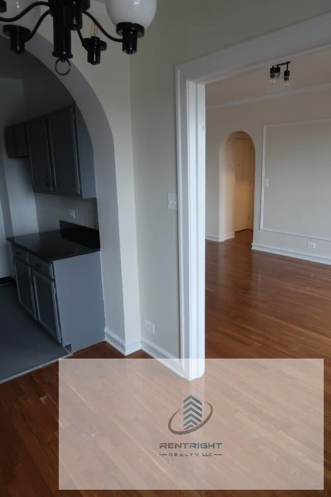 Photo - 426 W Briar Pl Unit J7