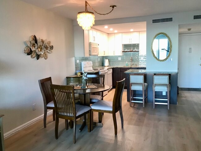 Building Photo - 420 64th Ave Unit 208