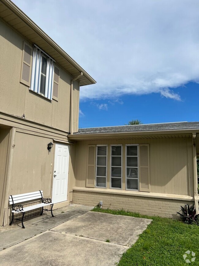 Building Photo - Port Charlotte only a few Blocks away from... Rental