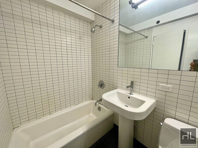 Photo - East 39th Street Unidad 21A