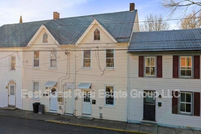 Photo - 218 N College St