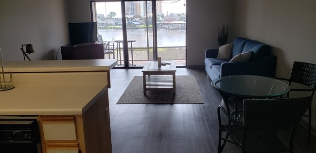 Great light and space - 8501 N Lagoon Dr Unit 5