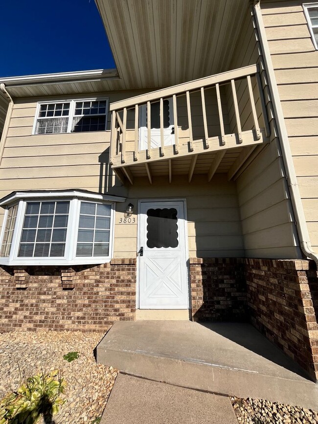 Building Photo - Great Location - 2 Bdrm , 1.5 Baths - Ava... Rental