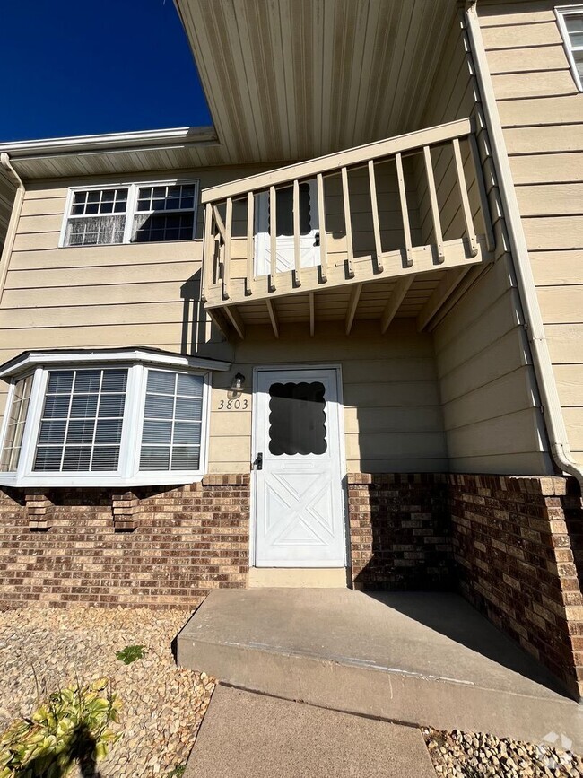 Building Photo - Great Location - 2 Bdrm , 1.5 Baths  - Ava... Rental