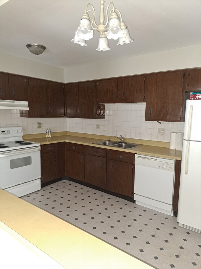 Building Photo - 8137 Pine Island Ter Unit 3 Bedroom Apt