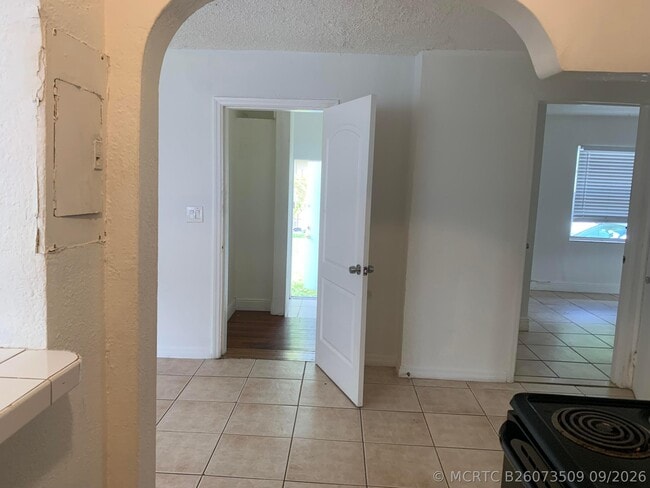 810 S 19th Ave Unit 1-2