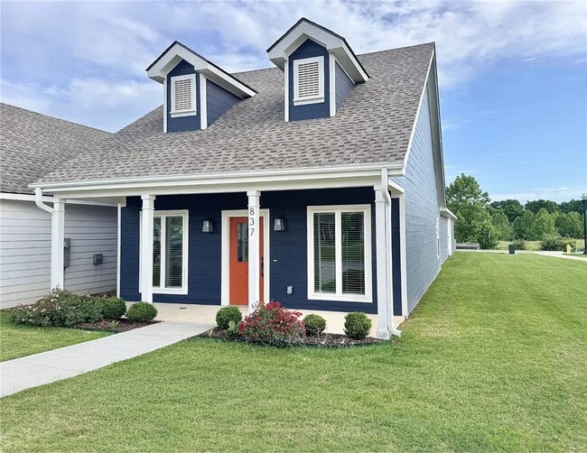 Building Photo - 837 NE Heights Ln