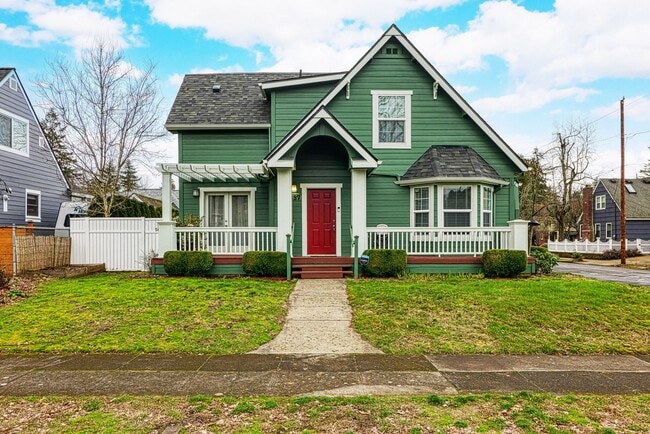 Building Photo - Delightful 4 Bed/2.5 Bath Craftsman home in the Rose City Park Neighbood