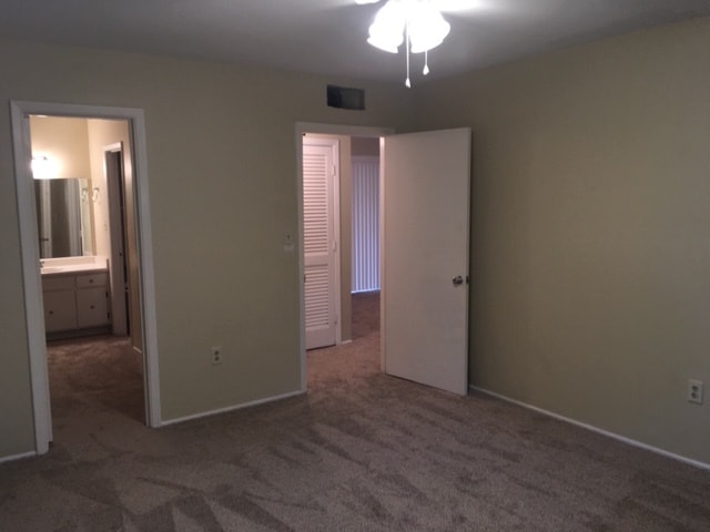 Bedroom w/ private entry to bath - 1100 Skyland Dr Unit K4