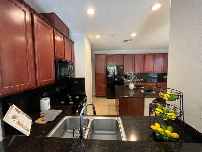 Photo - Spacious 3 Bedroom Townhouse for Rent in L...