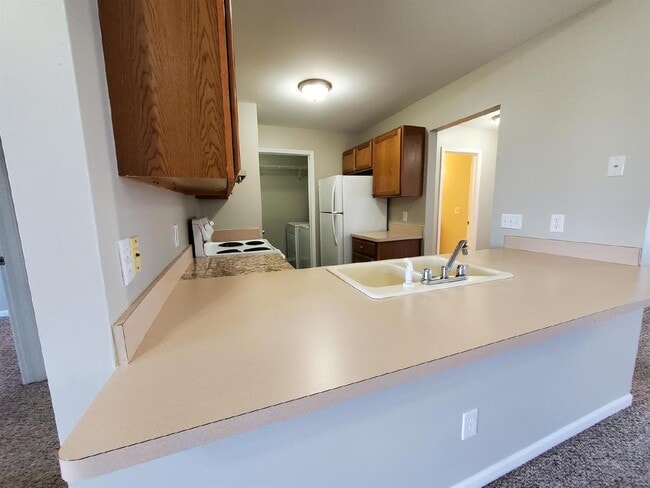 Photo - 2 Bedroom, 2 Bathroom Spacious Upper-Level Condo with Vaulted Ceilings & Private Primary Suite. N... Unidad 94