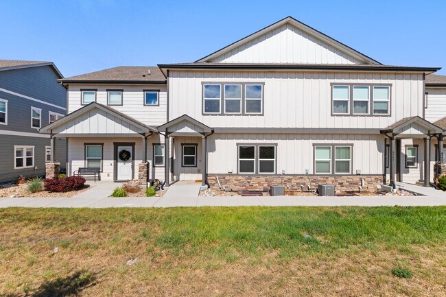 Building Photo - Beautiful 3-bedroom, 3-bathroom townhome located in Lorson Ranch!!