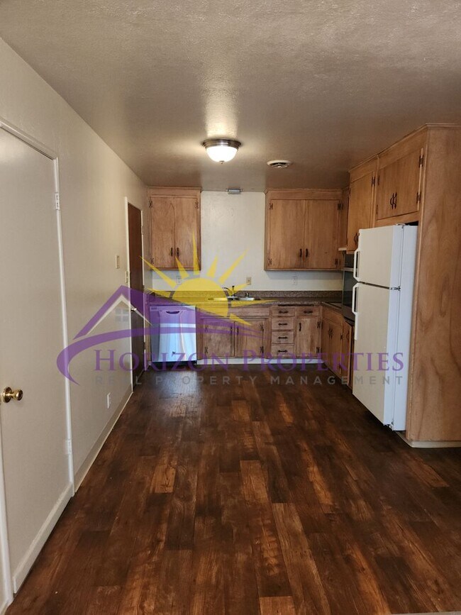 1430-1432 Topaz Way