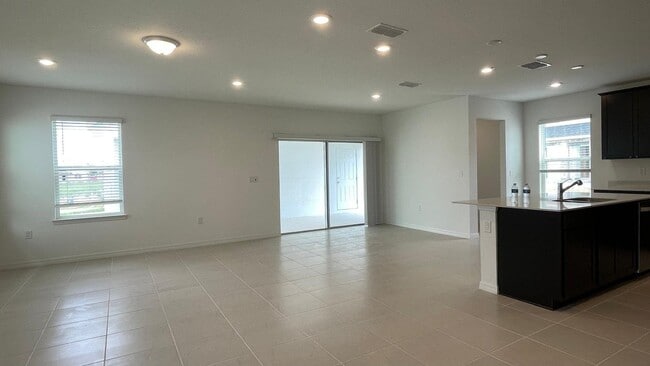 4717 Orange Flora