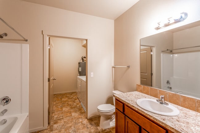 2BR, 2BA - 972 SF
