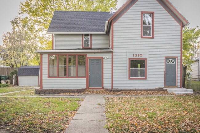 Photo - 5 Bedrooms, 2 Bathrooms - Near Drake