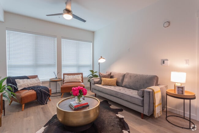 1BR, 1BA - Uptown - 641 SF