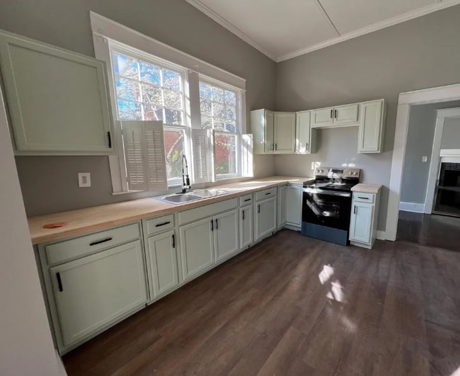 Photo - 1957 Broughton St