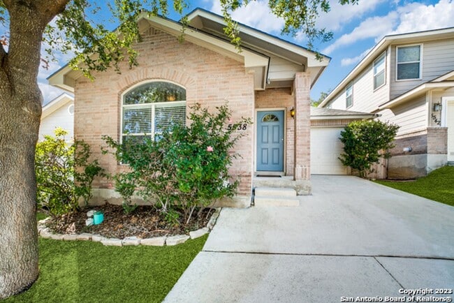 Building Photo - Stylish & Spacious 3-Bedroom Home Perfect for Students and Families