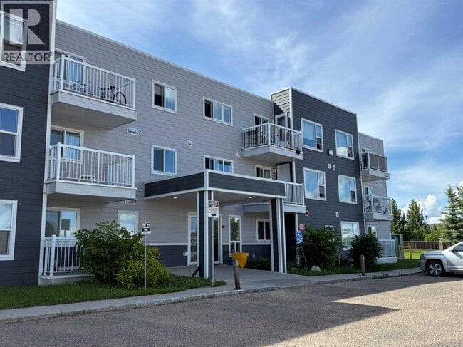 Photo - 5101-5118 18 St