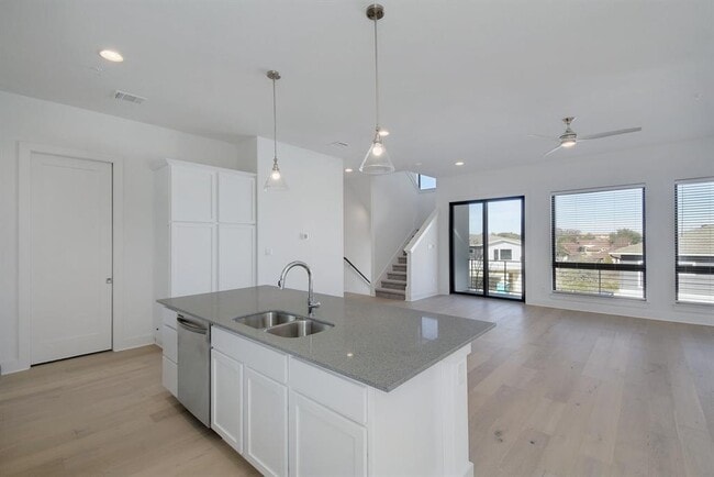 Building Photo - 2050 Lohmans Spur Rd Unit 402 Rental