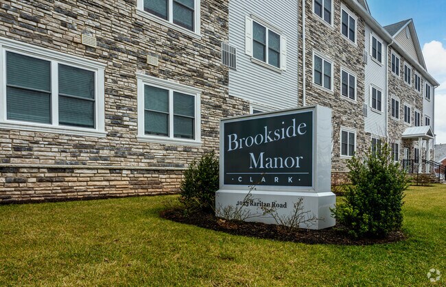 Letrero tipo monumento - Brookside Manor Clark