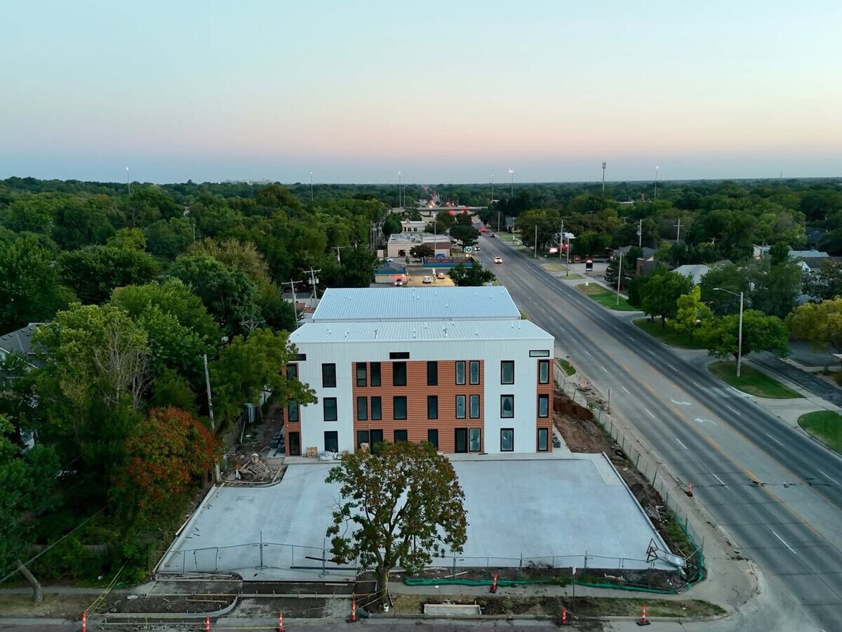 Photo - 3205 E English St