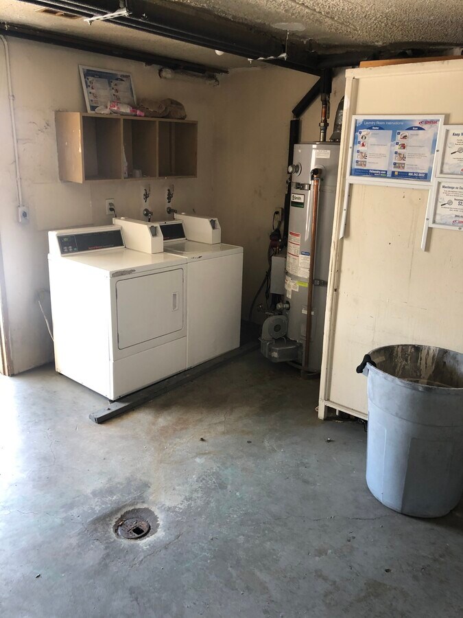 Community Laundry Room - 14106 Delano St Unidad 4