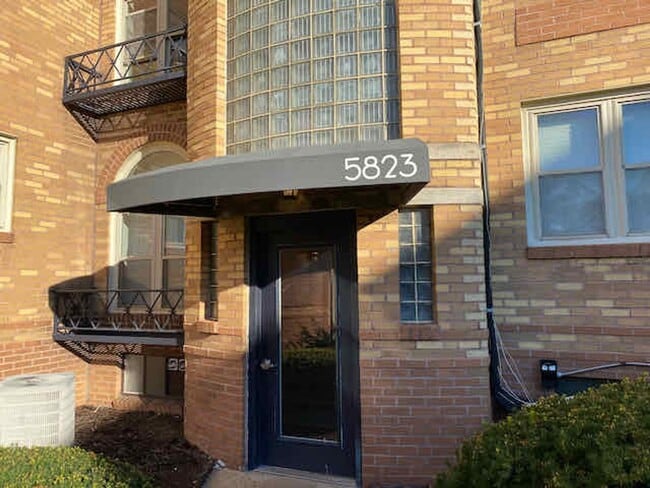 Building Photo - Southampton never looked this pretty in winter! Unit 5823-2W Lindenwood