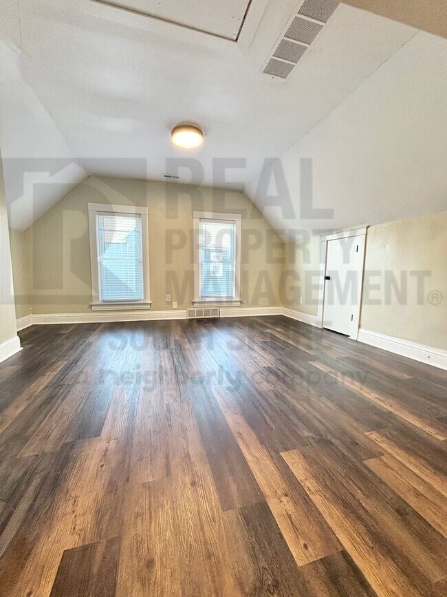 1204 Manhattan St Unit 1 (upper)
